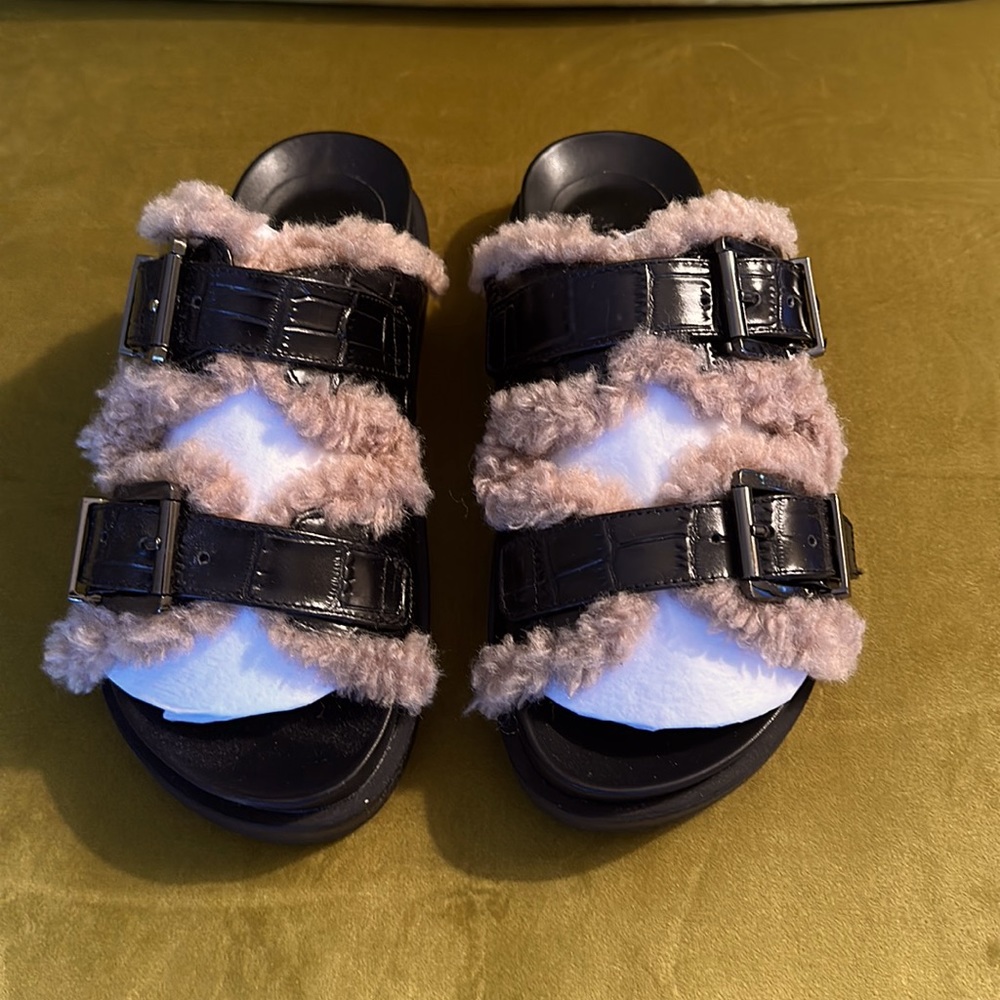Never worn Birkenstock style sandals with faux fur. Perfect for spring…